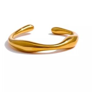 RETRO vibe gold wavy ring